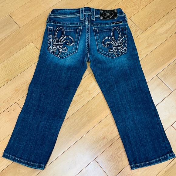 Miss Me Cropped Denim Blue Jeans Fleur de Lis Size 25 JP436g Women Teen Cute - Picture 1 of 8